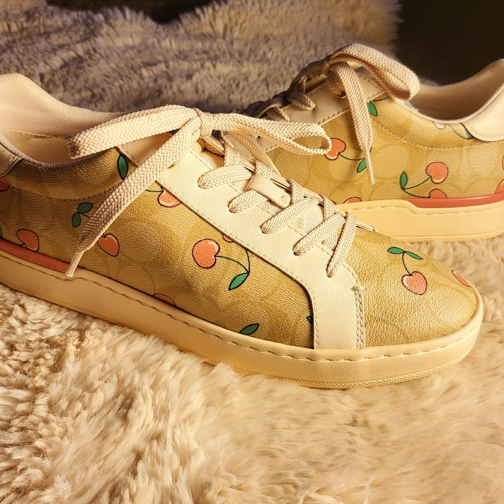 Coach Clip lowtops sneakers in signature canvas with heart print size 10